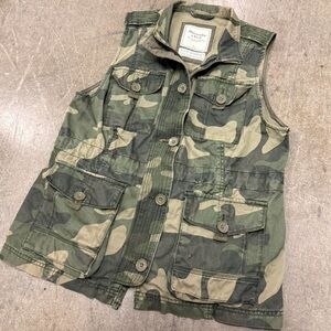 Abercrombie & Fitch Camouflage Vest